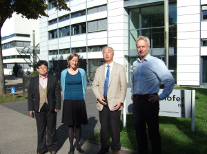 写真(4) Fraunhofer 研究所にて、左から青木氏、Dr.
Weurman 氏、松山氏、Dr. Hinsh 氏（撮影者：筆者）